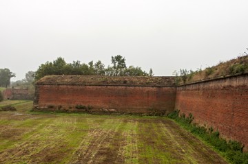 Pohled z příkopu na nově vykácenou vrchní část bastionu 1.
