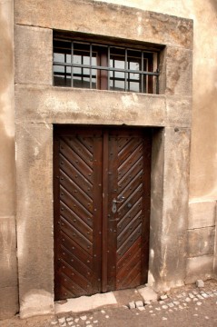 Vchody do původních strážnic a dalších prostor v bývalé Litoměřické bráně mají repasované dveře. Jenom ty prahy… ty jsou tak trochu divné…