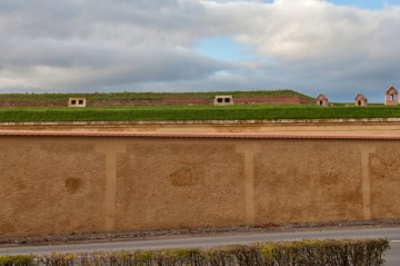 Perla Terezína… Ohyzdná zeď zakrývá pohled na nově upravenou budovou retranchementu 5