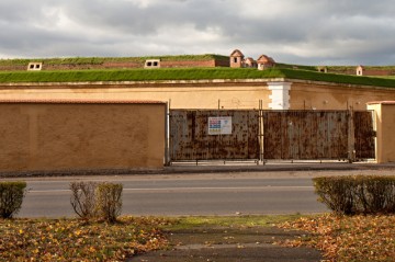 Perla Terezína… Ohyzdná zeď zakrývá pohled na nově upravenou budovou retranchementu 5