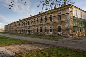 Lešením obestavěná budova Dělostřeleckých kasáren.
