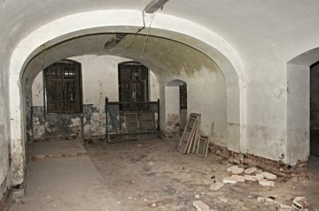 Přízemí Dělostřeleckých kasáren. Ztrouchnivělá podlaha byla vtrhána a na programu jsou prvotní zednické práce.