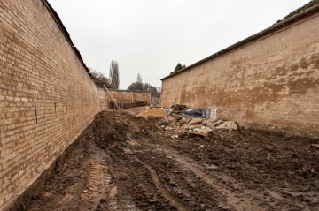 Pohled do suchého příkopu na opravené zdi ravelinu a reduitu 16.