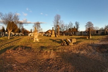 V jarní zeleni, která pokrývá množství bezejmenných hrobů, si nelze nepovšimnout pomníku obětem první světové války.