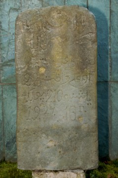 Exotické písmo na náhrobním kameni.