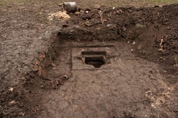 Při odkrytí nové dlažby byla nalezena i původní pískovcová uliční vpusť do kanalizace.
