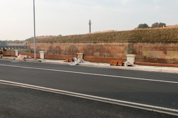 Vrchní část nově vybudované opěrné zdi.