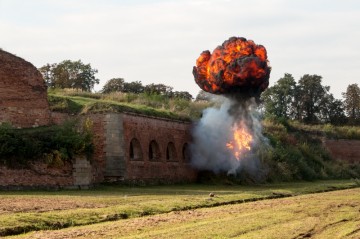 Jeden z nepřátelských výstřelu zapálil i pevnostní prachárnu…