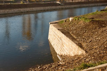 Roh části nábřežní zdi řeky Ohře u horního retranchementu v průběhu oprav v roce 2012.