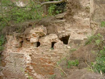 U Ravelinu 18, došlo k masivnímu sesunu části celé pevnostní zdi.