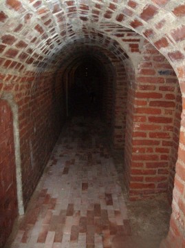 Podzemí v různém stádiu opravy cihlové podlahy.