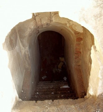 Schodiště do opravené části podzemí.