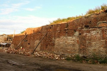 Pevnostní zeď před střeleckou galerií je značně poškozená a popraskaná.