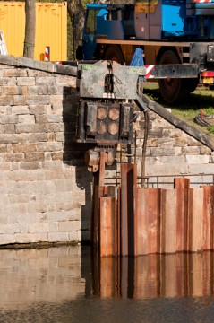 Zařízení, jehož pomocí (váha zařízení zavěšeného na jeřábu a vibrace), jsou larseny zaráženy do dna řeky Ohře.