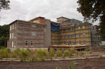 Budova „nové“ nemocnice získává postupně nový kabát.
