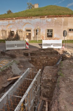 Příprava armatur pro betonáž protipovodňových zdí u bývalé Bohušovické brány.