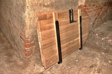 Masivní dřevěná vrata jsou připravena k osazení.