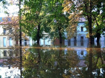 Domy v ulici Pražská. Pohled z Jiráskových sadů.