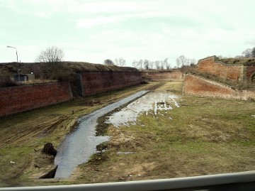 Pevnost odolává – průsakem spodní vody se částečně zaplňují příkopy.