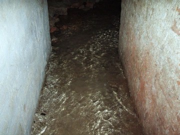 V některých chodbách začínala povážlivě přibývat voda.