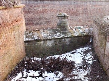 Hladina vody v jednom z pevnostních příkopů.