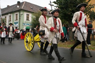 Slavnostní pochod pokračuje městem dál až k základnímu kameni pevnosti Terezín.