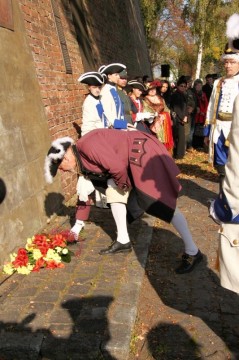 Položení květin u základního kamene pevnosti a osobní představení jednotlivých regimentů císařovně a císaři.