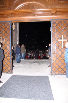 U kostela Vzkříšení Páně, jsou po mnoha letech znovu otevřena obě křídla masivních vstupních vrat.