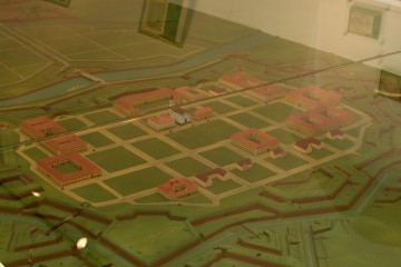 Velký prosklený model znázorňující pevnost Terezín v době dokončování výstavby.