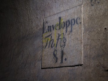 Každá envelopa má své unikátní číslo, v některých chodbách jsou dosud zachovalé původní tabulky.
