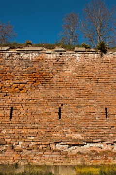 Ventilace od střílen vyúsťuje těsně pod pískovcovou římsou pevnostní zdi.