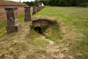 Při zrušení statusu pevnosti došlo k mnoha stavebním úpravám. Při některých byly zasypány i některé vstupy do podzemí.