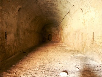 Hlavní galerie u dělostřeleckých kasemat v podzemí Bastionu 5.