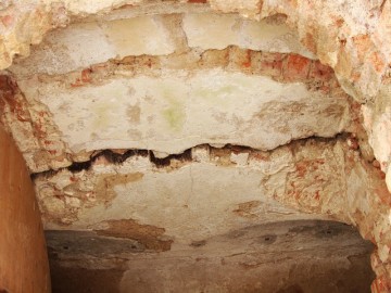 Klenby podzemí jsou na mnoha místech popraskané.