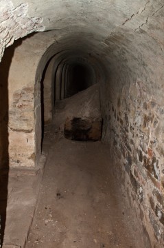 V místech kde klenba praskla, se do podzemí nahrnula zemina.