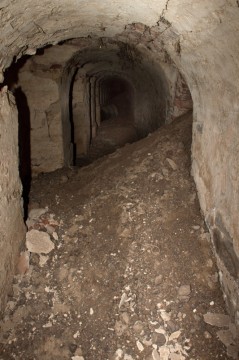 V místech kde klenba praskla, se do podzemí nahrnula zemina.