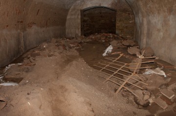 Voda která se hrnula do podzemí z nedokončených střílen, vytrhala podlahu v dělostřelecké kasematě bastionu 5.