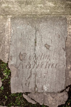 Na kameni je vytesán poměrně těžko čitelný nápis – Z VRCHU KALICHA.