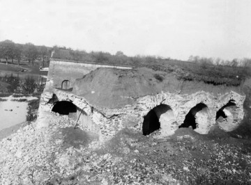 Stará fotografie zachycuje bourání zatím neurčené pevnostní stavby. I zde jsou dobře vidět stavební prvky.