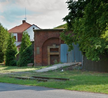 Zbytky strážnic brány nacházející se po levé straně, při pohledu do města. Kolej v popředí byla vybudována v době druhé světové války.