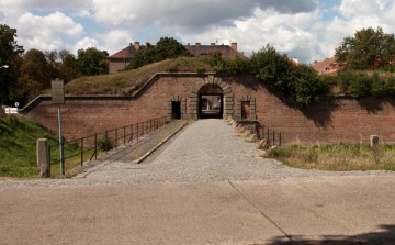 Čelní pohled na most a pevnostní bránu.
