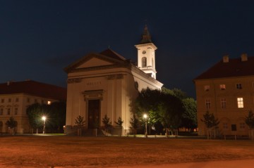 Noční pohled na posádkový kostel a přilehlé budovy