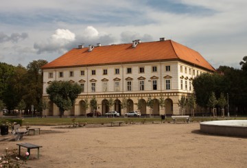 Bývalá budova posádkového velitelství. Postavena v letech 1787–1788.