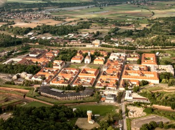 Letecký pohled na město Terezín, které je obehnáno důmyslnou soustavou pevnostních obranných prvků.