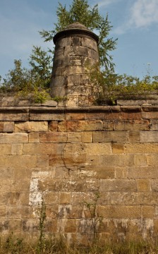 Panenka – pískovcová věžička znemožňující pohyb po vrchní části zdi.