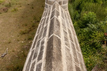 Vrchní část batardeaux je zešikmena do ostrého břitu a ve střední části doplněna věžičkou − panenkou. Toto stavební řešení znemožňovalo, aby se útočník mohl pohybovat po horní hraně zdi.
