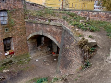 Pohled do části příkopu na bránu mezi kavalírem a bastionem č. 8.