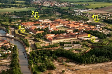 Na letecké fotografii jsou vyznačeny čísla a místa umístění kavalírů pevnosti Terezín.