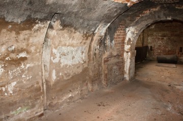 Ve stěně tunelu jsou zářezy pro fošny, které umožňovaly v případě útoku neprodyšně uzavřít vnitřní prostor kasemat.