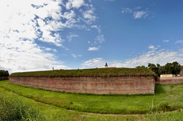 Pohled na jednu z bočních stěn bastionu.